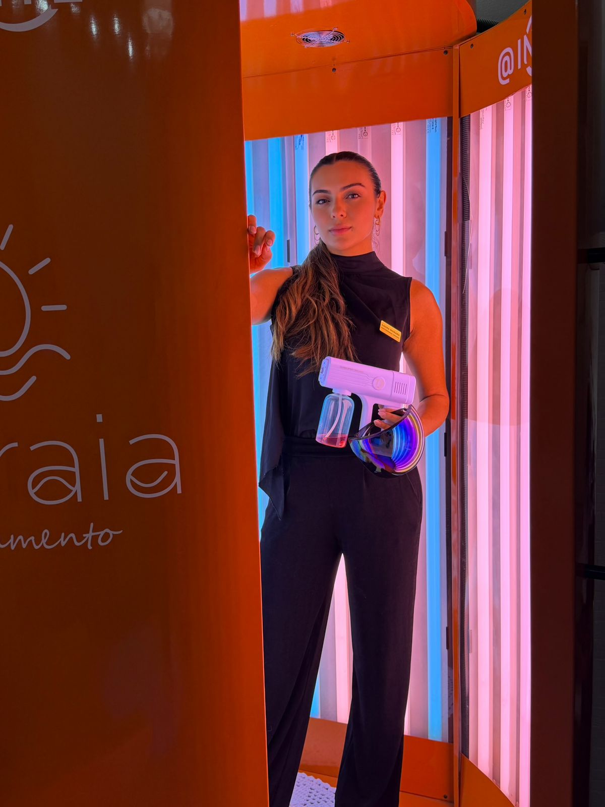 Laura Moraes na cabine vertical com itens do atendimento